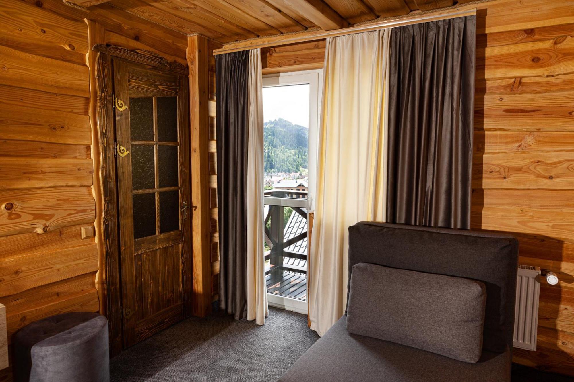 Svoi Hotel Poljanytsja Eksteriør bilde