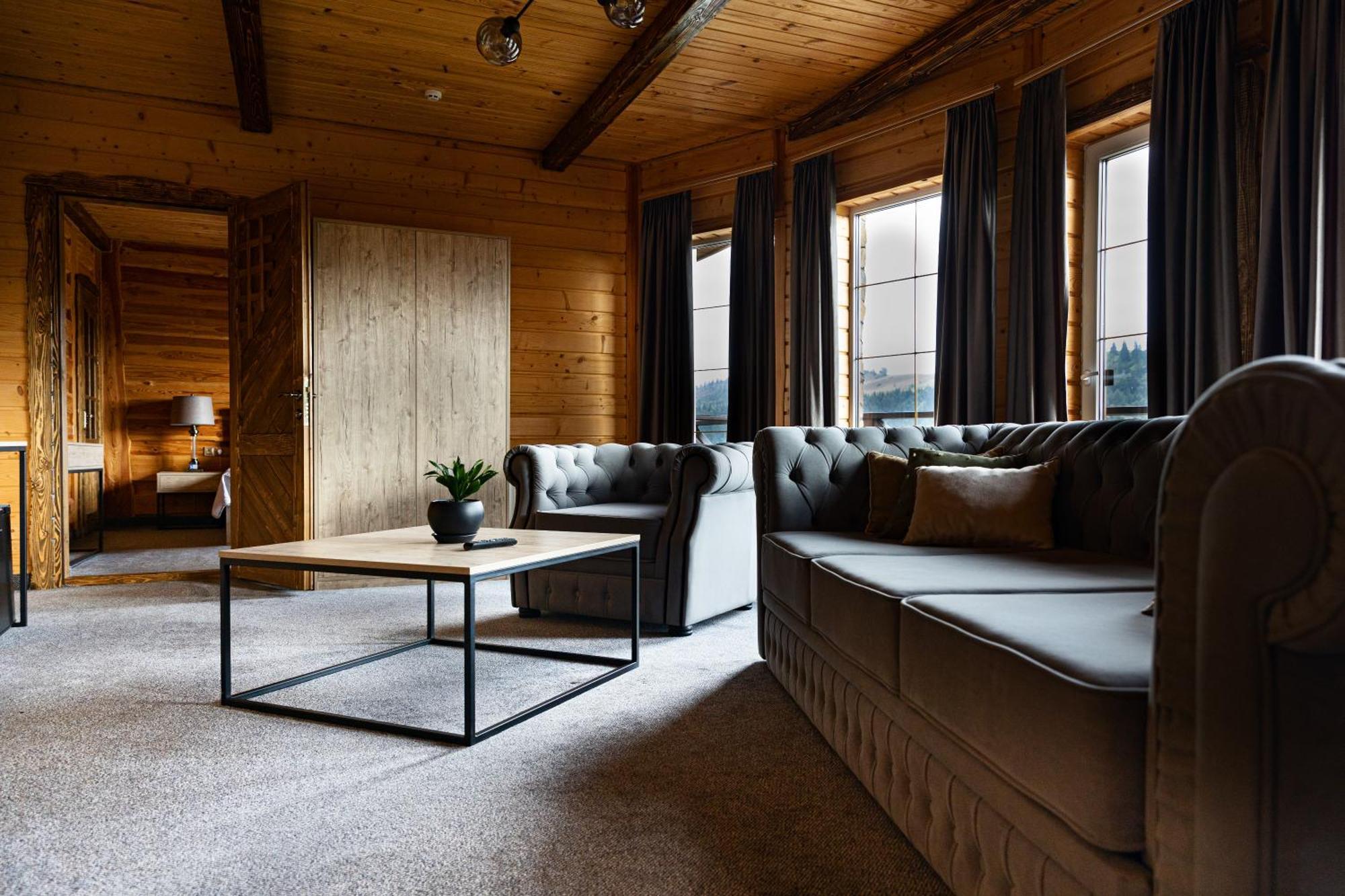 Svoi Hotel Poljanytsja Eksteriør bilde